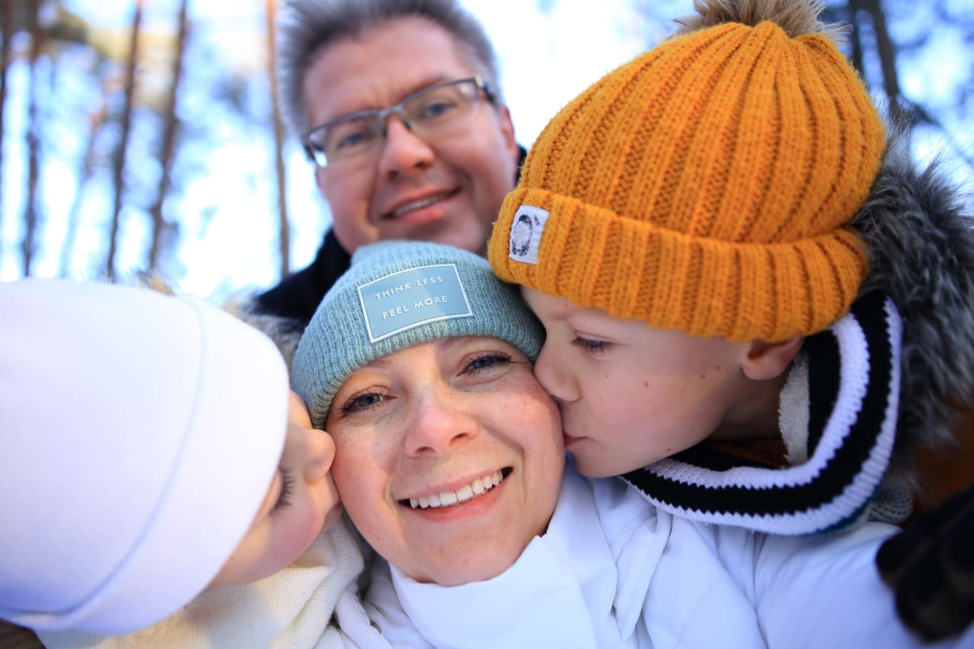 Onnellinen perhe ottaa selfien – talousasiat kunnossa Rahalaitos kokemuksia