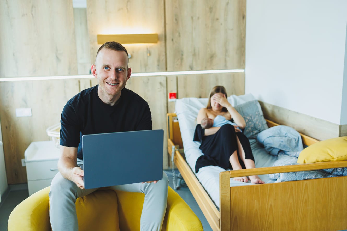 Onnellinen pariskunta katsoo tietokoneelta kuinka paljon lainan kilpailutus toi säästöä korkokuluihin