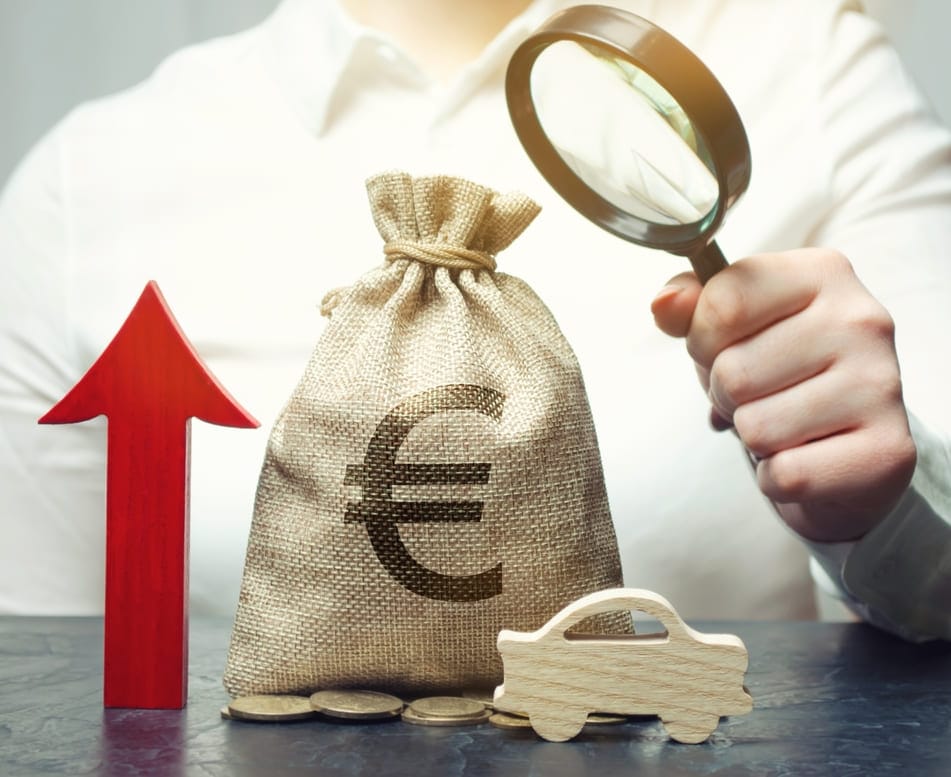 Mikä on Joustoluotto? Kattava Opas & Hintavertailu (2026) 5 Parhaatpalat.fi taloustoimituksen asiantuntija analysoimassa lainakorkoja