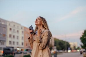 Freedom rahoitus kokemuksia iloinen nainen