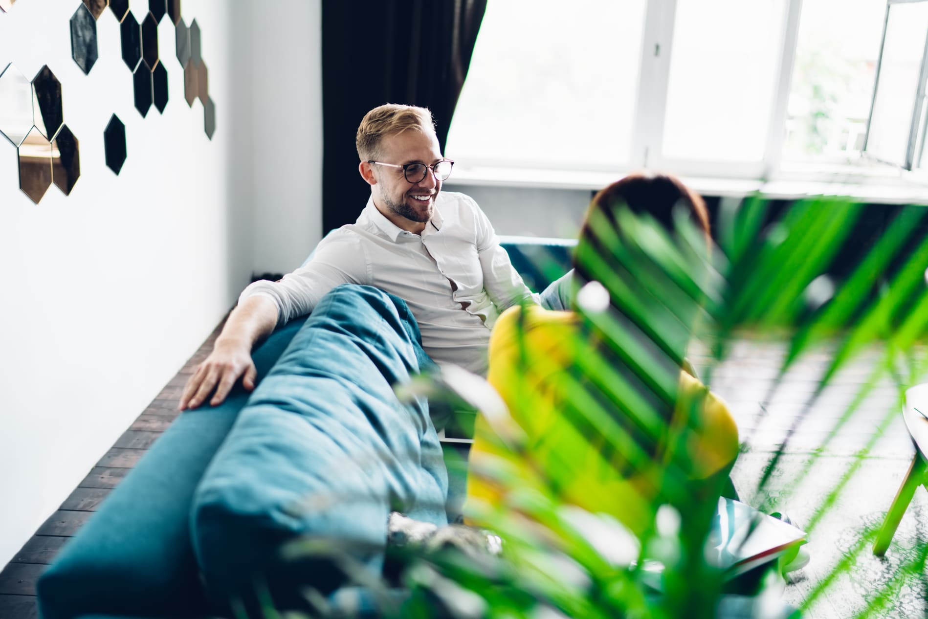 Cheap Energy Sähkösopimus – Halpaa sähköä vai pelkkä nimi? 2 Pariskunta keskustelee sohvalla Cheap Energy kokemuksia ja säästöjä sähkölaskussa