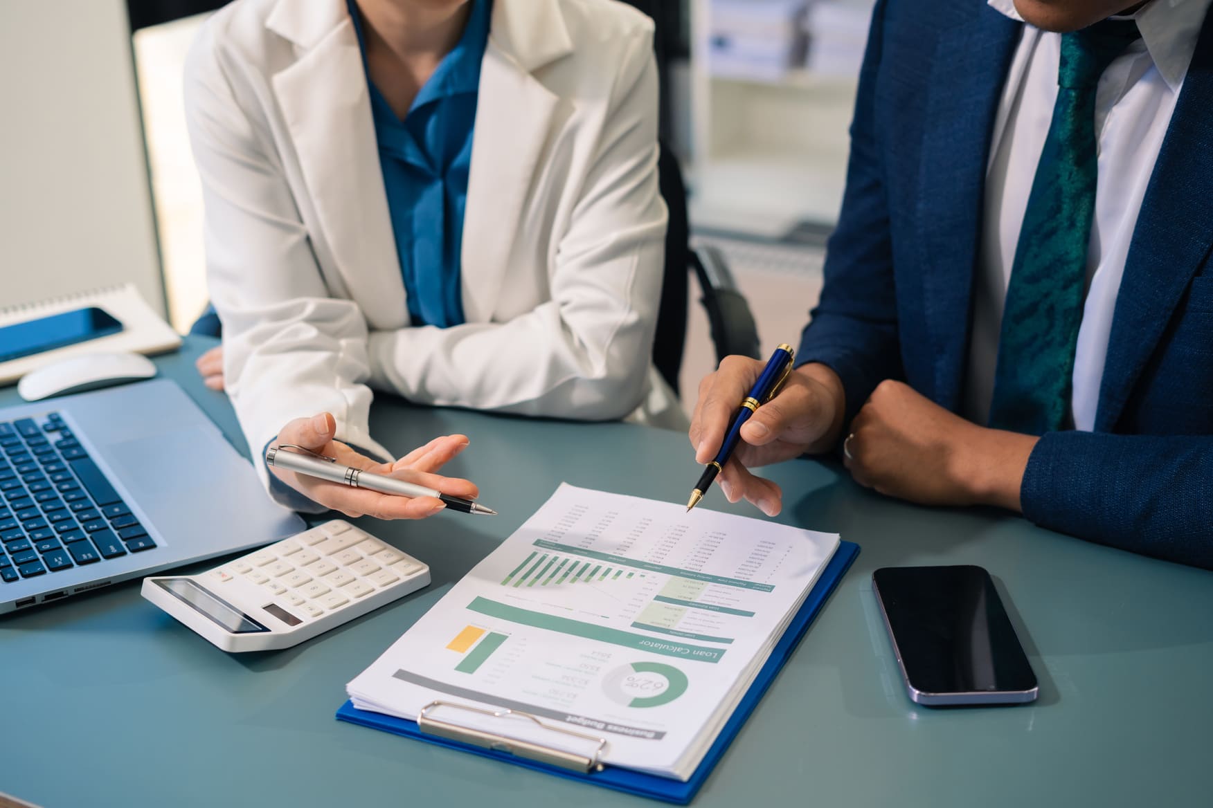 Yrityksen johdon strategiapalaveri ja investointien suunnittelu