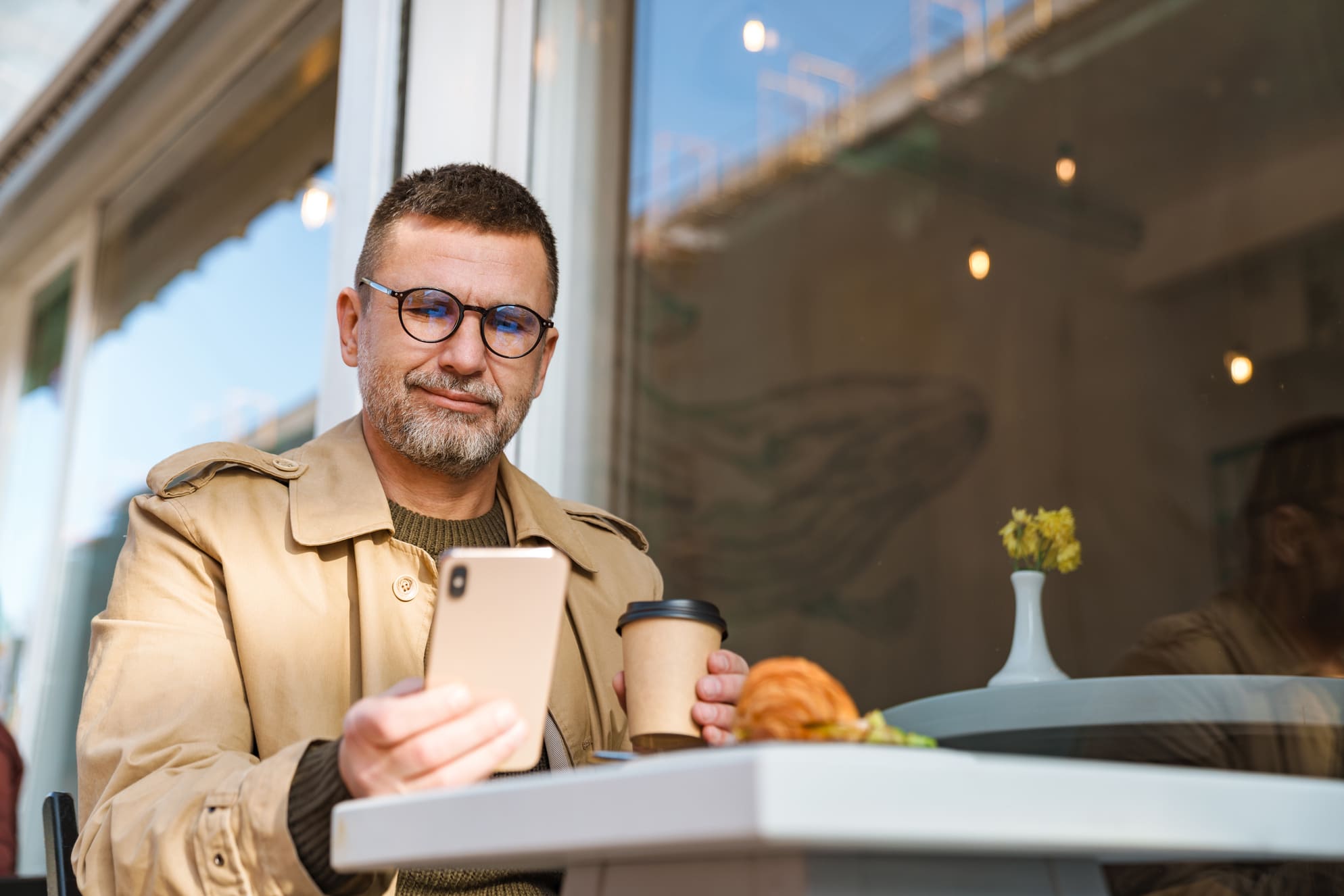 Yrittäjä hoitaa raha-asiat kahvilassa Creditstar kokemuksia