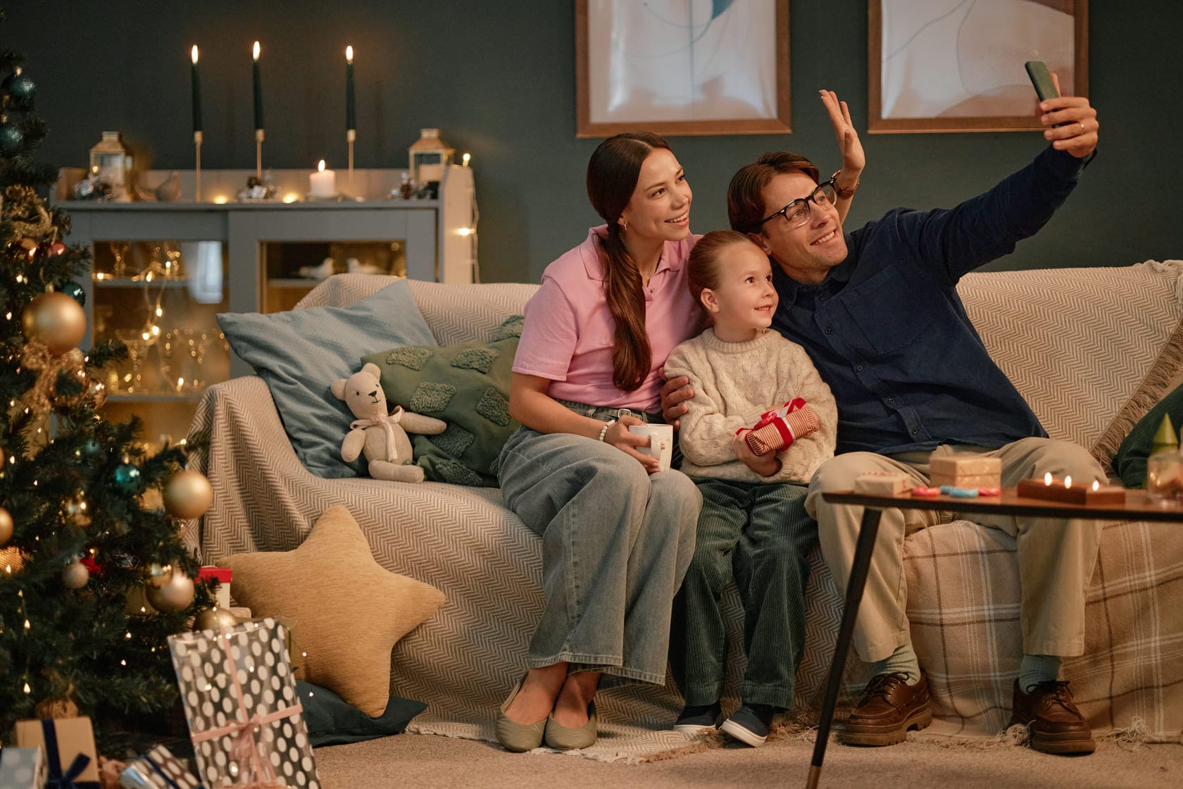 6kk sähkösopimus – Turvaa puoleksi vuodeksi 1 Perhe ottaa selfien jouluna - 6kk sähkösopimus tuo mielenrauhaa talveen