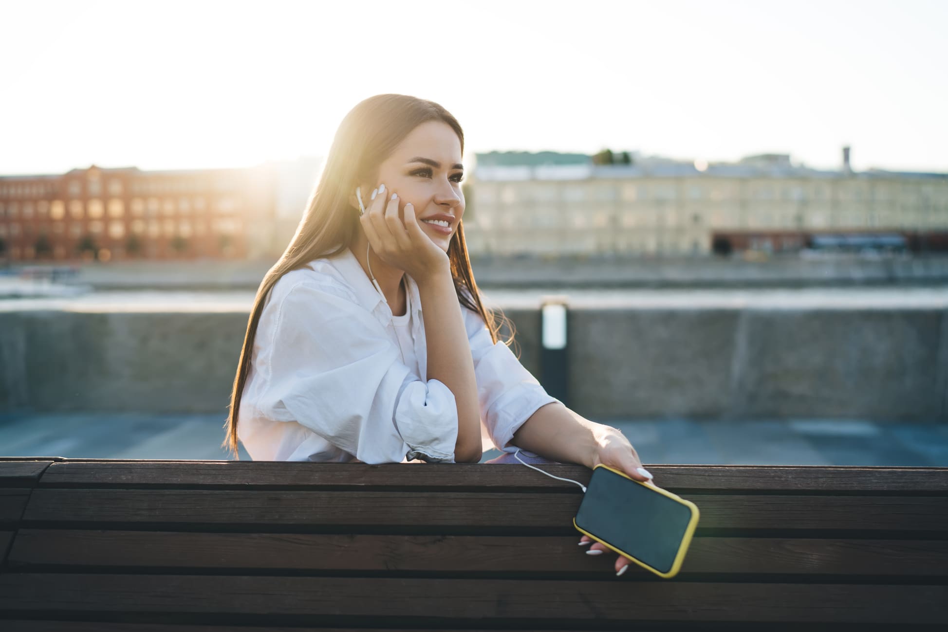 Freedom Rahoitus kokemuksia 2026: Kannattaako laina kilpailuttaa täällä? 2 Nainen tarkistaa hyväksytyn lainapäätöksen puhelimestaan