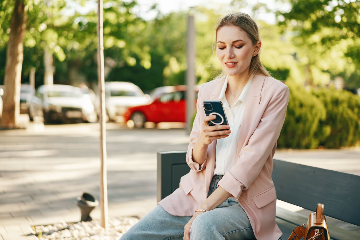 Yrittäjä tarkistaa CrediNord lainatarjouksen puhelimellaan