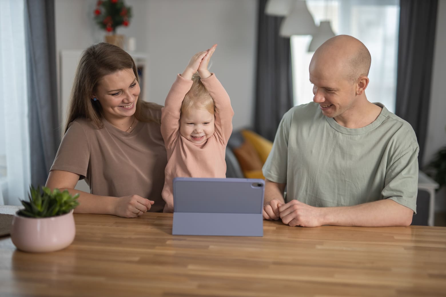 Oomi Sähkösopimus 2026 – Kannattaako se? Lue kokemuksia 3 Lapsi ja aikuinen käyttämässä tablettia - Oomi sovellus auttaa seuraamaan sähkönkulutusta