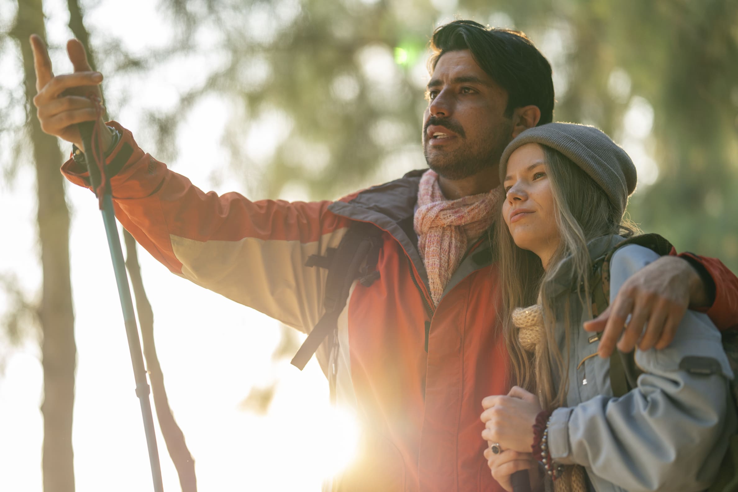 Insinööri tarkastamassa aurinkopaneeleita, joihin on haettu lainaa 40 000 euroa energiaremonttia varten