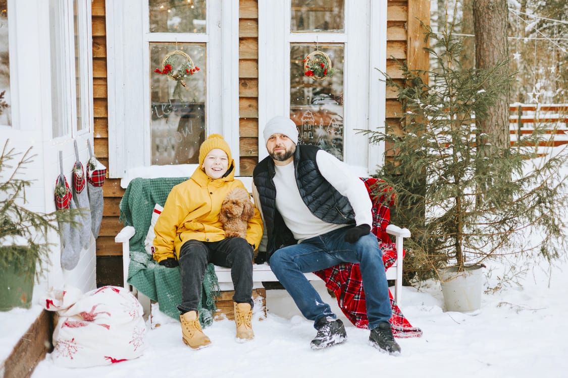 Cheap Energy Sähkösopimus – Halpaa sähköä vai pelkkä nimi? 3 Perhe ja koira nauttivat talvipäivästä kun kodin lämmityskulut ovat hallinnassa Cheap Energyllä