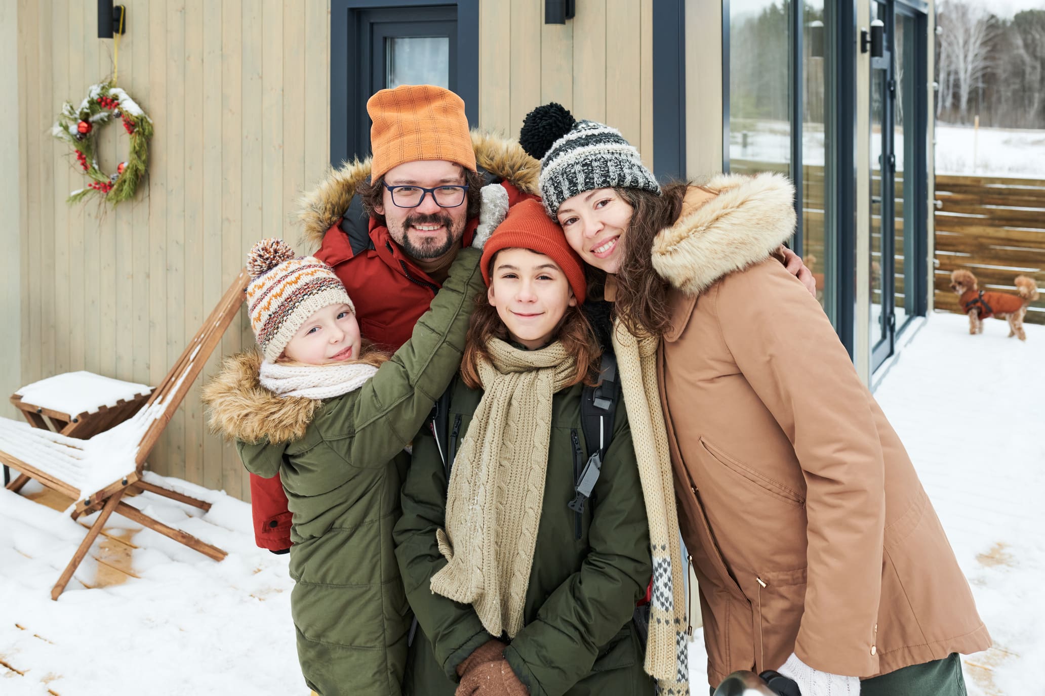 Perhe nauttii ulkoilusta talvella – Hehku sähkösopimus tuo turvaa lämmityskuluihin