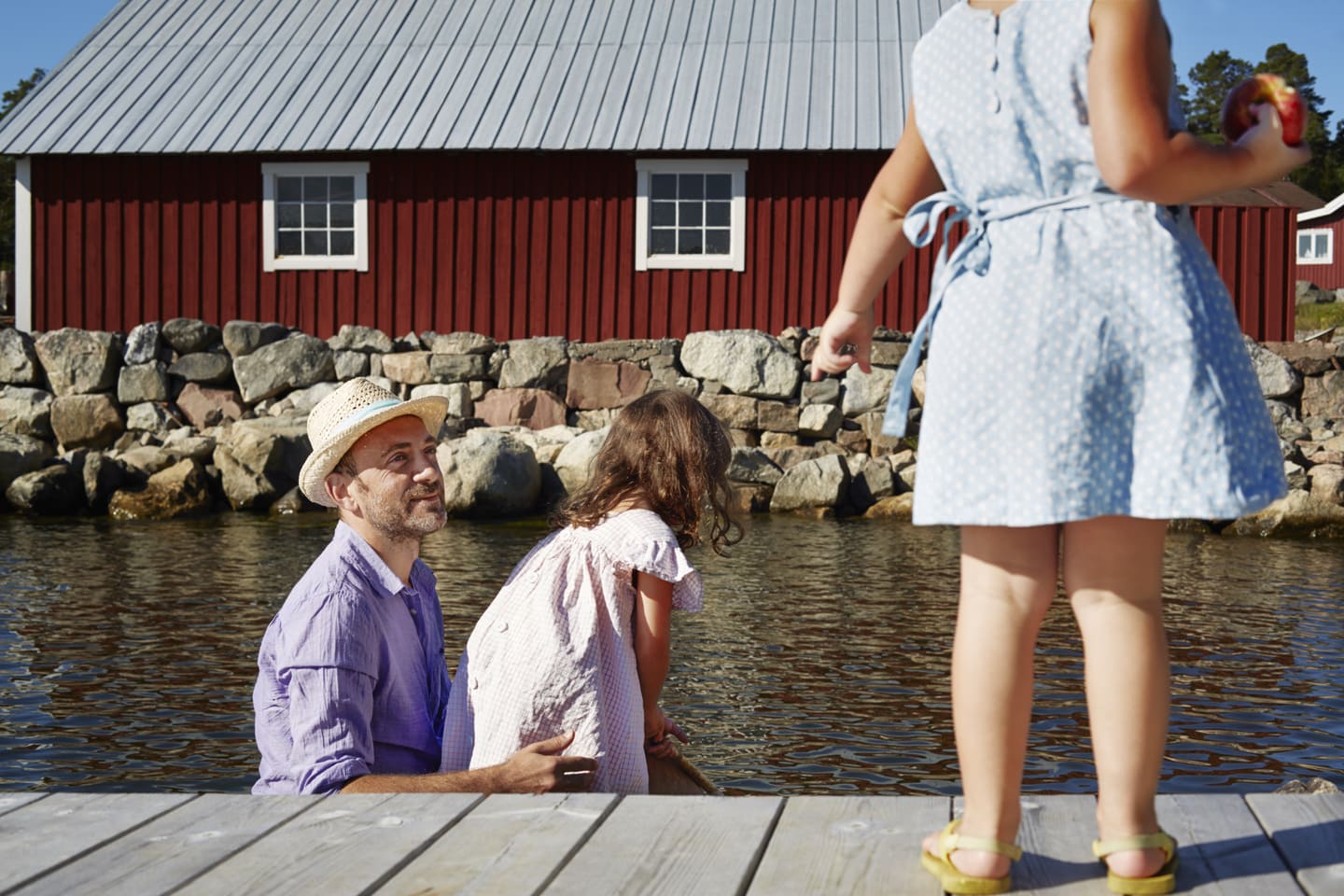 Oomi Sähkösopimus 2026 – Kannattaako se? Lue kokemuksia 2 Isä ja tyttäret laiturilla kesäpäivänä - Oomi sähkösopimus tuo huolettomuutta arkeen