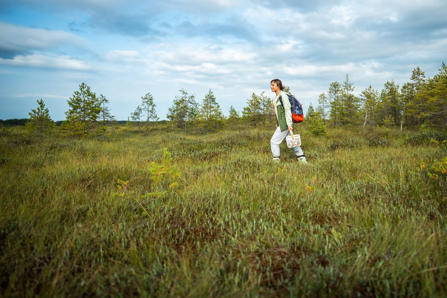 Nainen sienestämässä metsässä – harrastukset ja vapaa-aika ovat tärkeitä