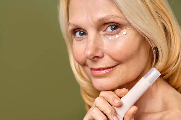 Paras silmänympärysvoide 60-vuotiaalle