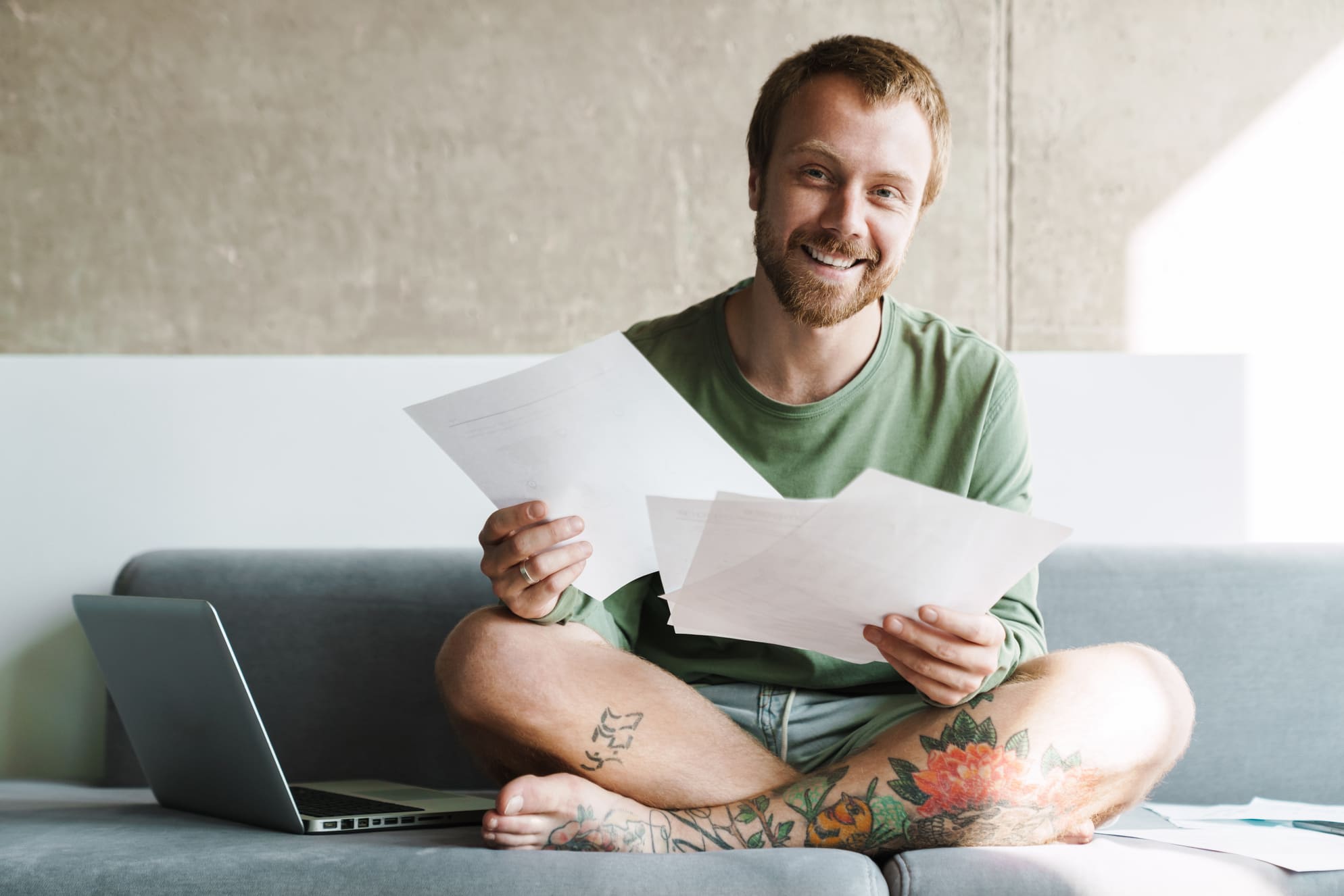 Nordic Green Energy sähkösopimus & kokemuksia (2026) – Arvostelussa vihreä pörssisähkö 1 Mies vertailee sähkösopimuksia ja lukee Nordic Green Energy kokemuksia kannettavalta tietokoneelta