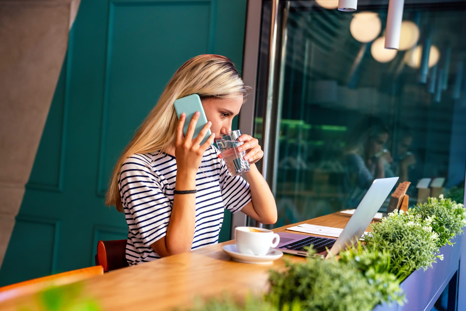 Nainen hymyilee käyttäessään Creditstarin mobiilipalvelua