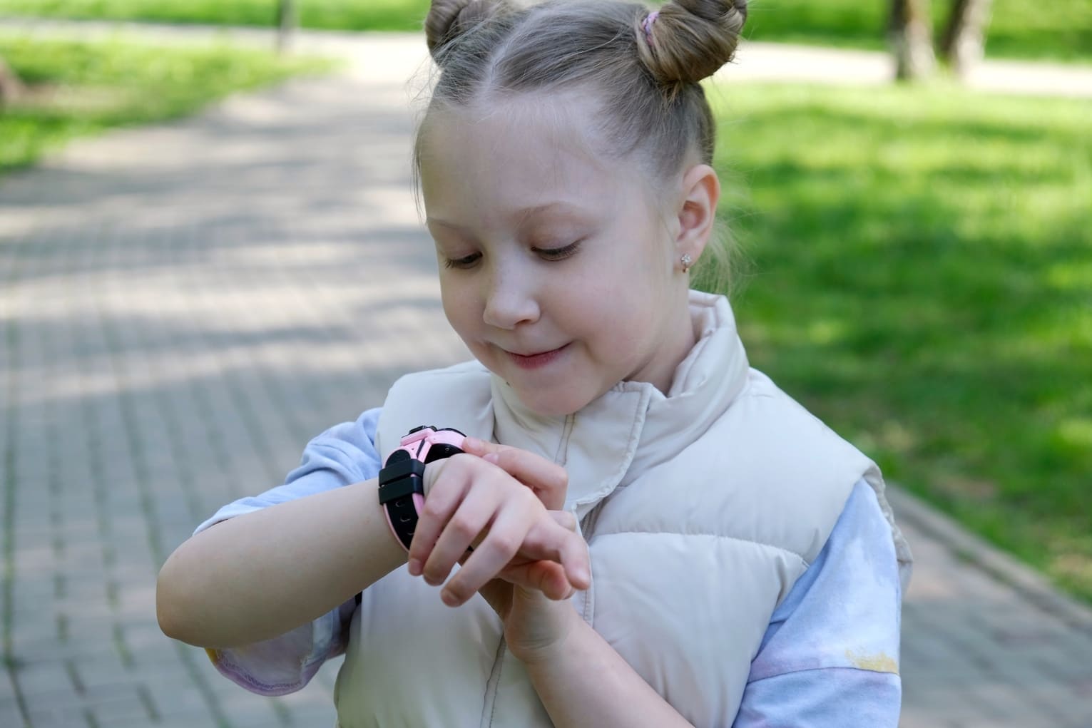 Lapsi käyttää Xplora kellopuhelinta innoissaan - paras lasten ensipuhelin 2026