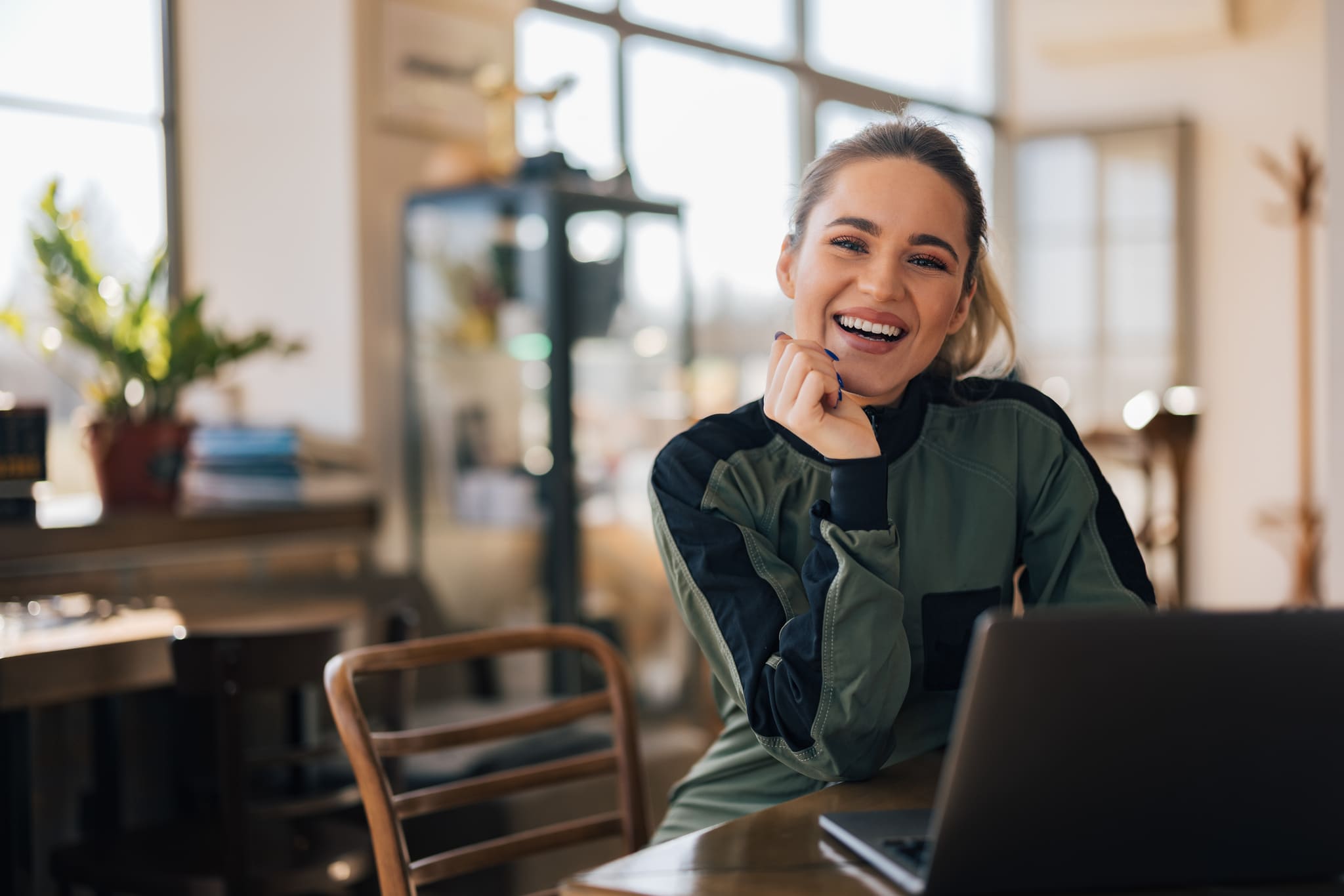 Nuori yrittäjä hakemassa joustavaa yrityslainaa kannettavalla tietokoneella