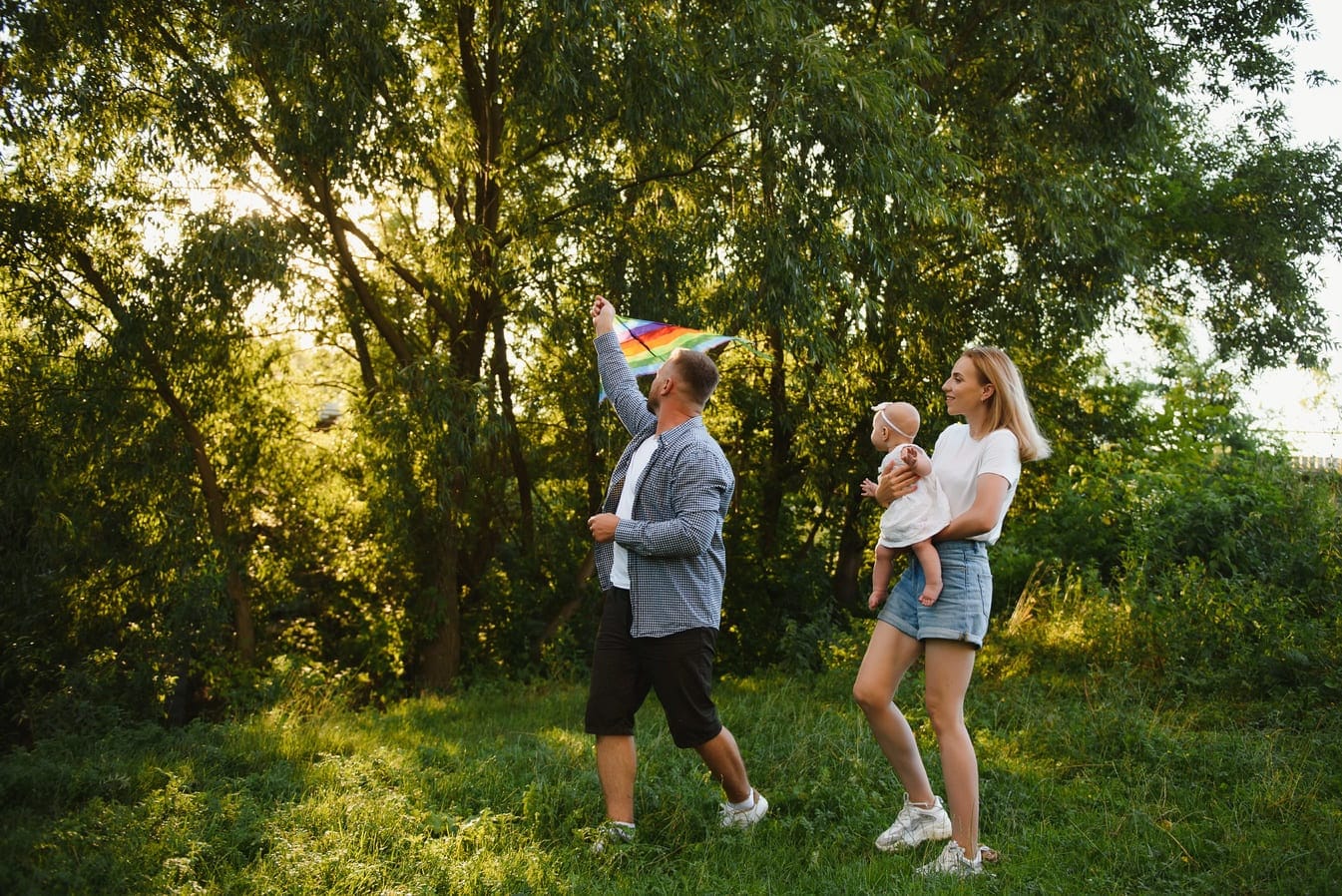 Perhe onnellisena talouden ollessa tasapainossa Kattokorko lainan avulla