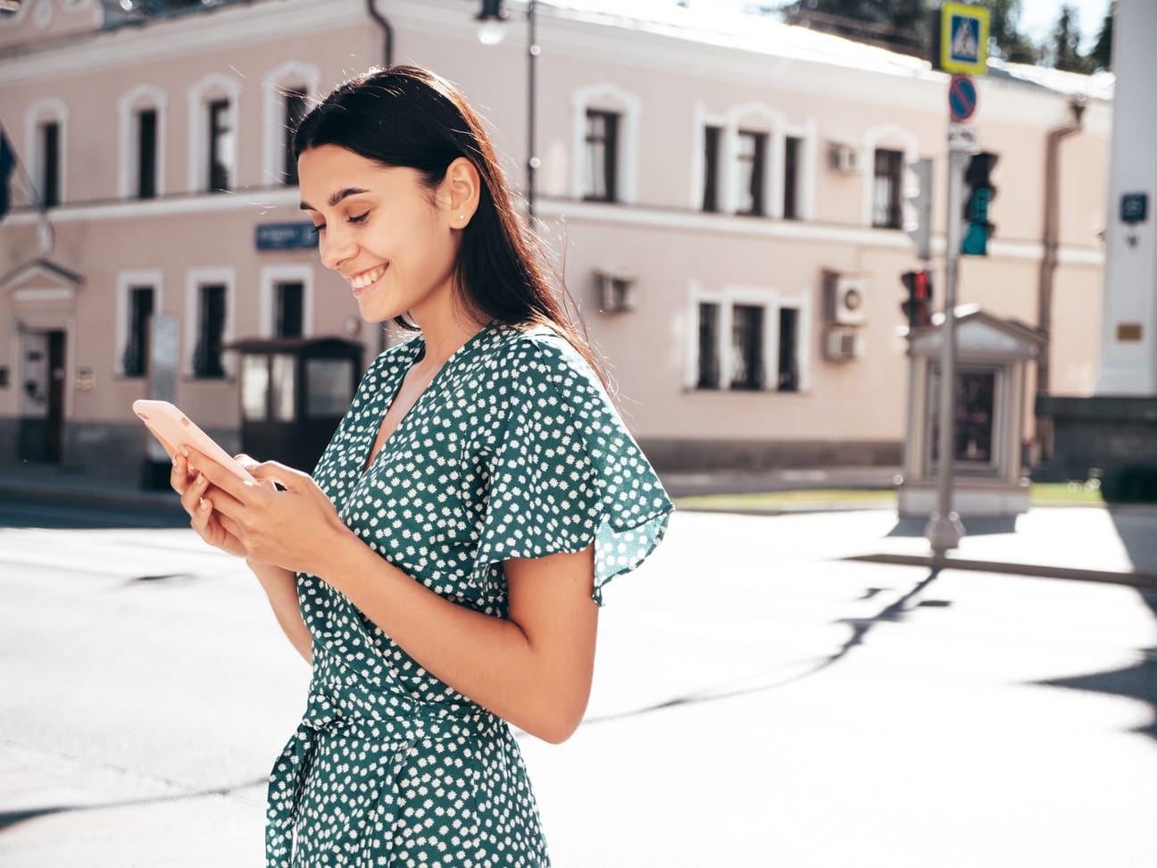 Nuori nainen hymyilee tyytyväisenä onnistuneen lainan kilpailutuksen jälkeen