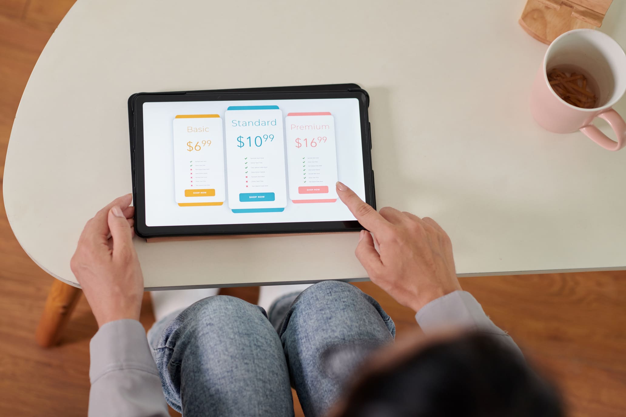 Nuori asiakas osoittaa sähkösopimustarjousta tabletilla Harjavallassa