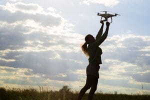 Paras drone 2026 kuvauslennokki nainen ottaaa sen kiinni käsillään