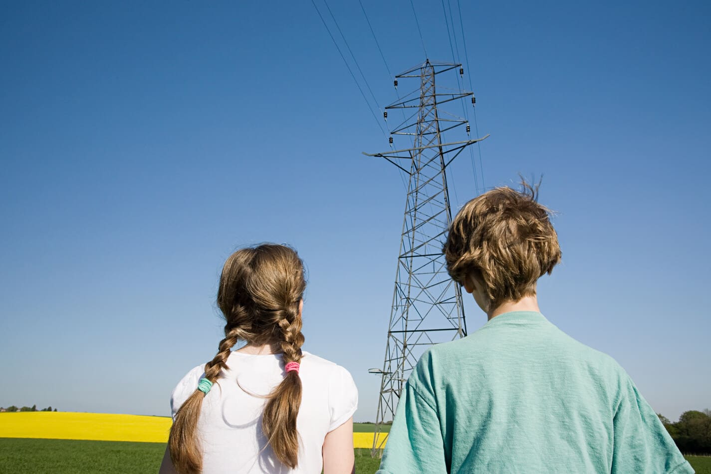 24 kk määräaikainen sähkösopimus – Vertailu & Halvin Hinta (2026) 1 Lapset sähkölinjan lähellä - 24 kk määräaikainen sähkösopimus tuo turvaa tulevaisuuteen