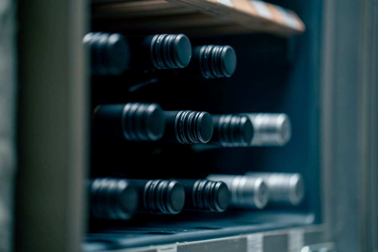 Viinilasin kaataminen ravintolassa