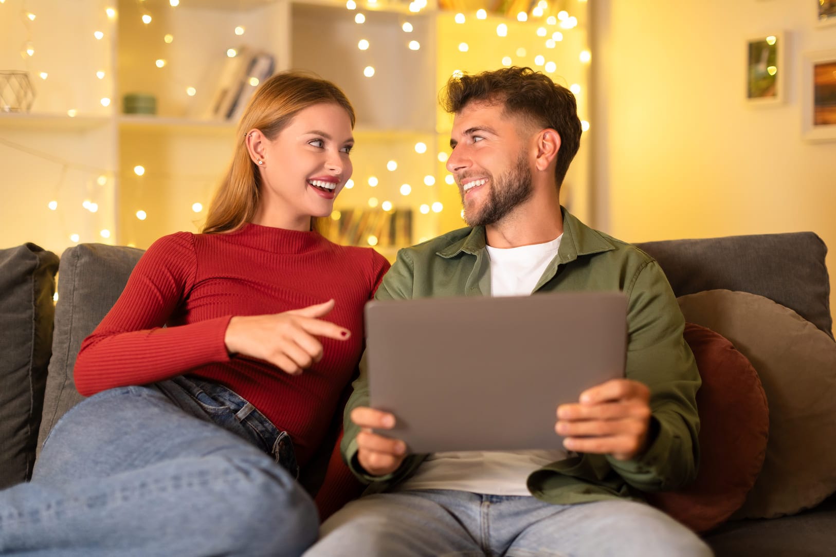 Hybridi sähkösopimus (Kulutusvaikutus) - Vertailu 2026 3 Pariskunta vertailee hybridi sähkösopimuksia tabletilla