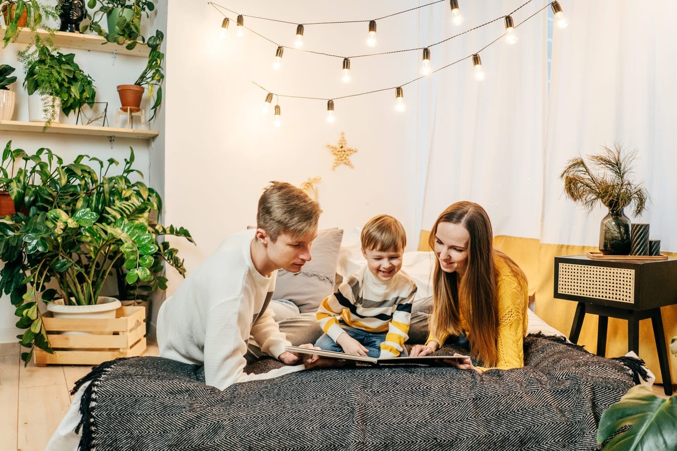 12 kk määräaikainen sähkösopimus – Parhaat sopimukset 2026 1 Perhe lukee kirjaa sängyssä - 12 kk määräaikainen sähkösopimus tuo turvaa arkeen