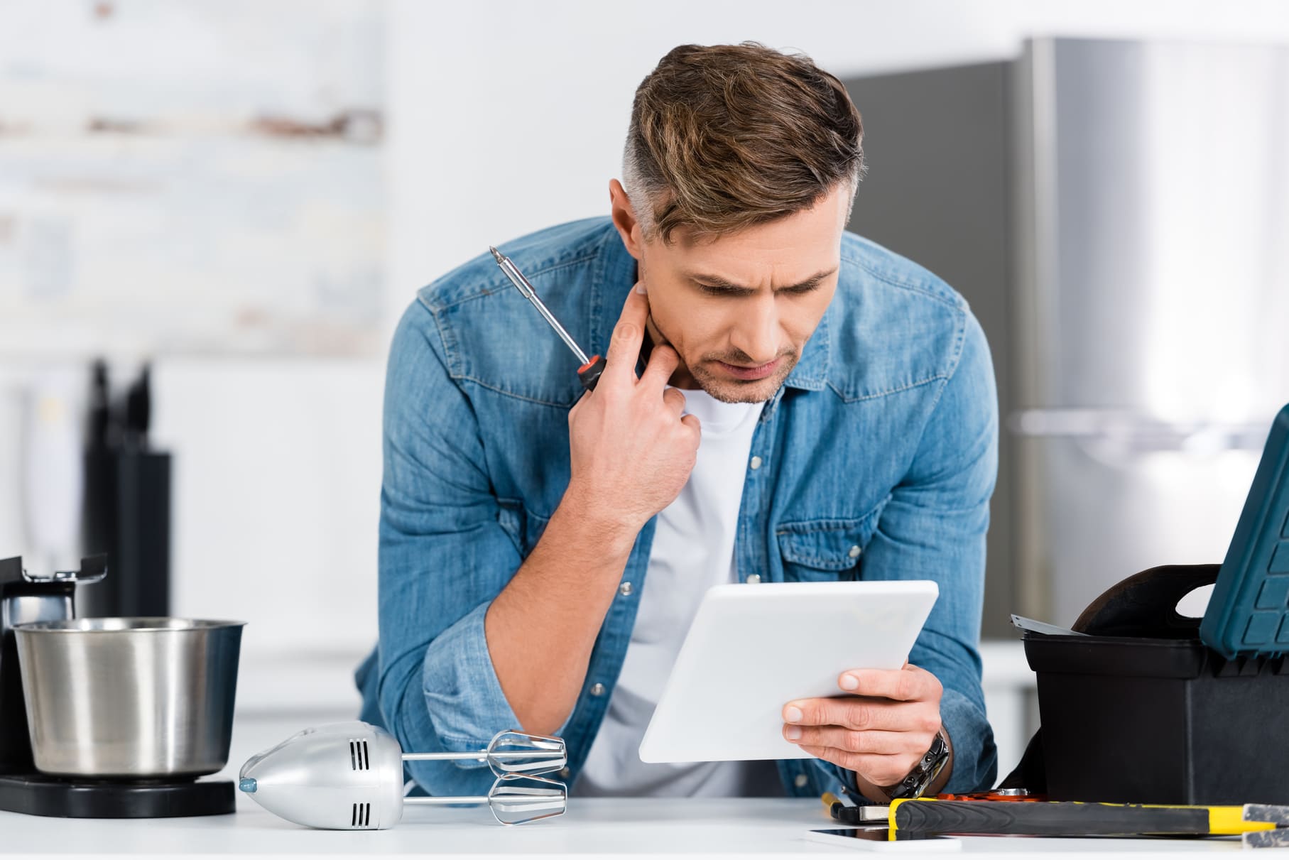 Mies vertailee sähkösopimus Hamina tarjouksia tabletilla kotona