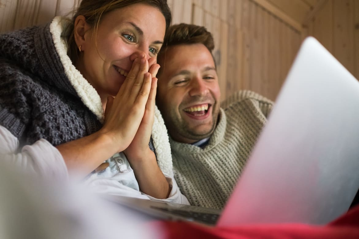 Perhe vertailee sähkösopimuksia tietokoneella Oulussa