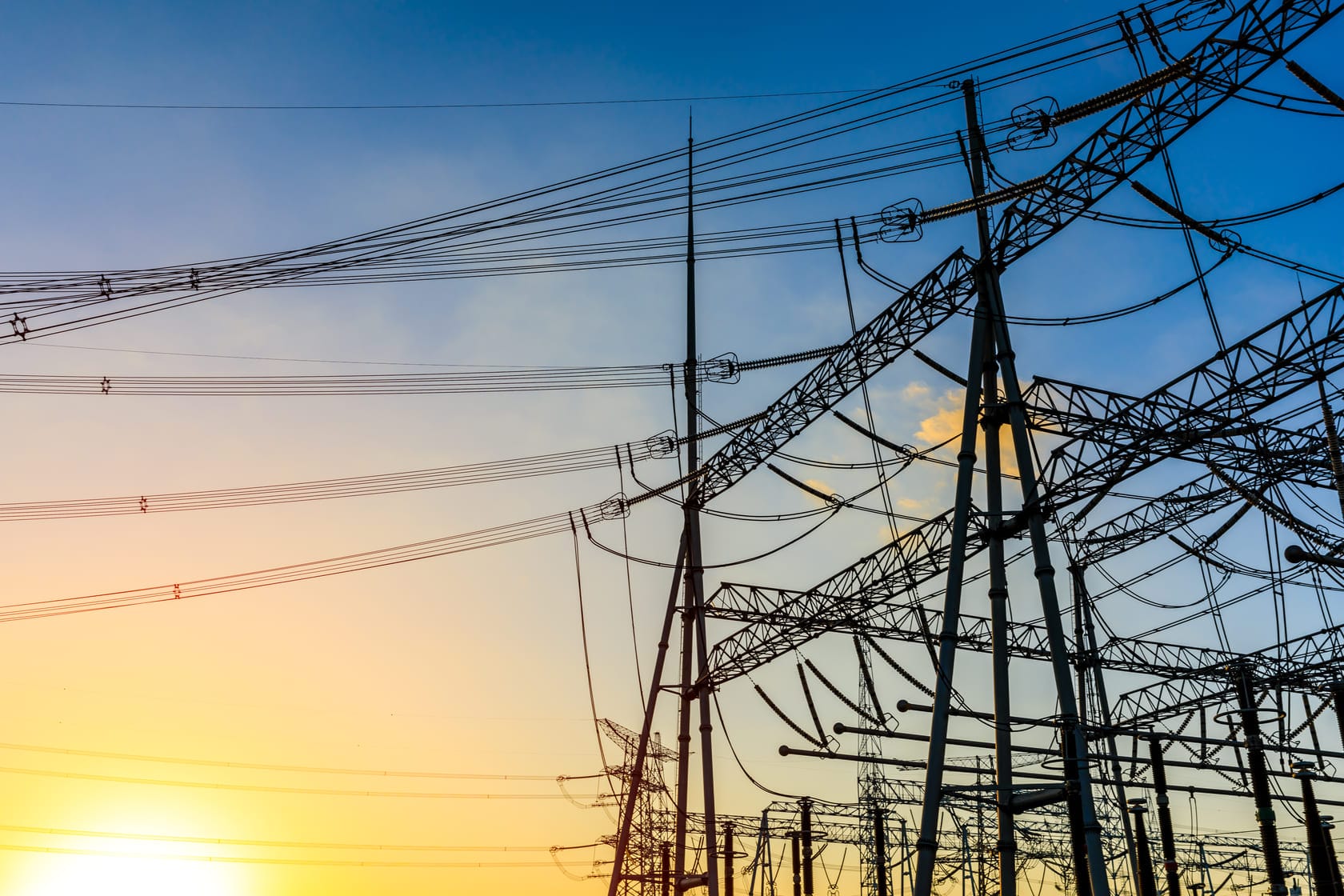 Korkeajännitelinja auringonlaskussa - Sähkösopimus Hausjärvi ja sähkönsiirto
