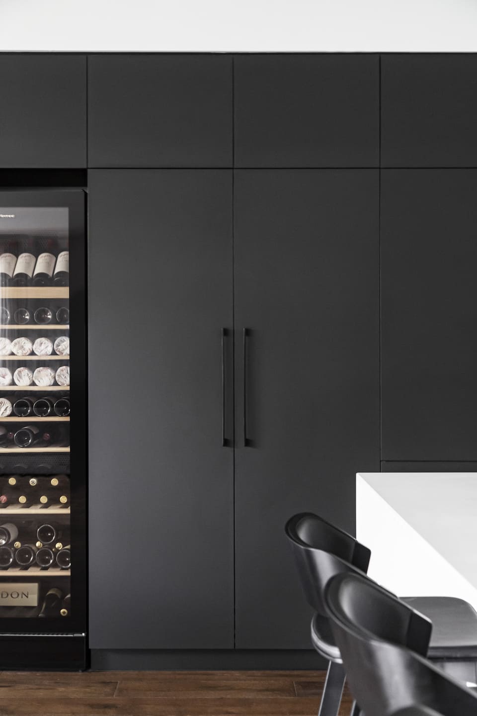 Moderni keittiö integroidulla viinikaapilla, paras viinikaappi