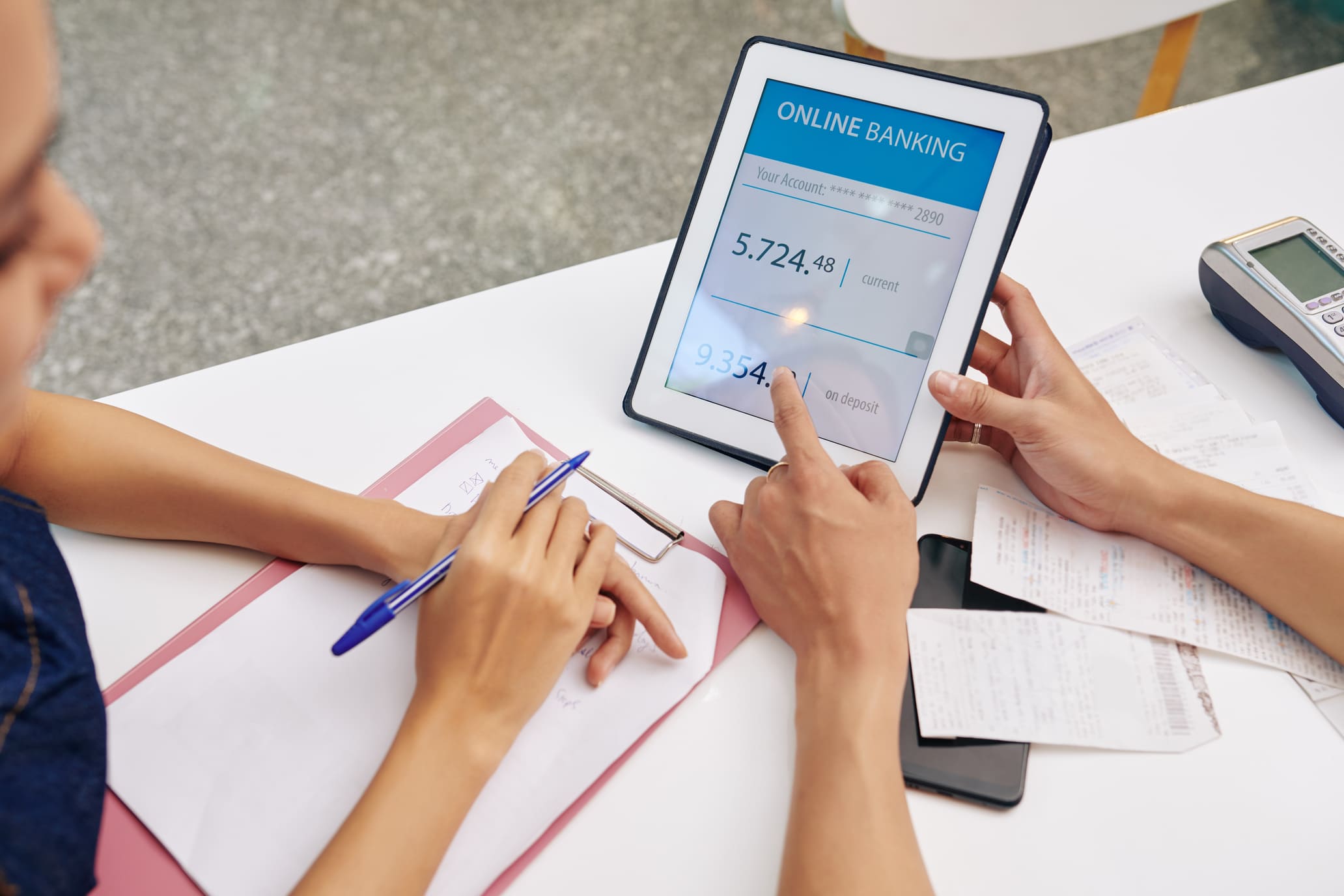 Pariskunta vertailee sähkösopimus Haapavesi -hintoja keittiön pöydän ääressä