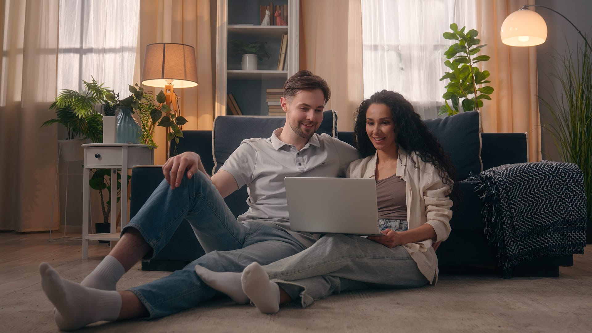 Pariskunta vertailee sähkösopimuksia Lahden kodissaan