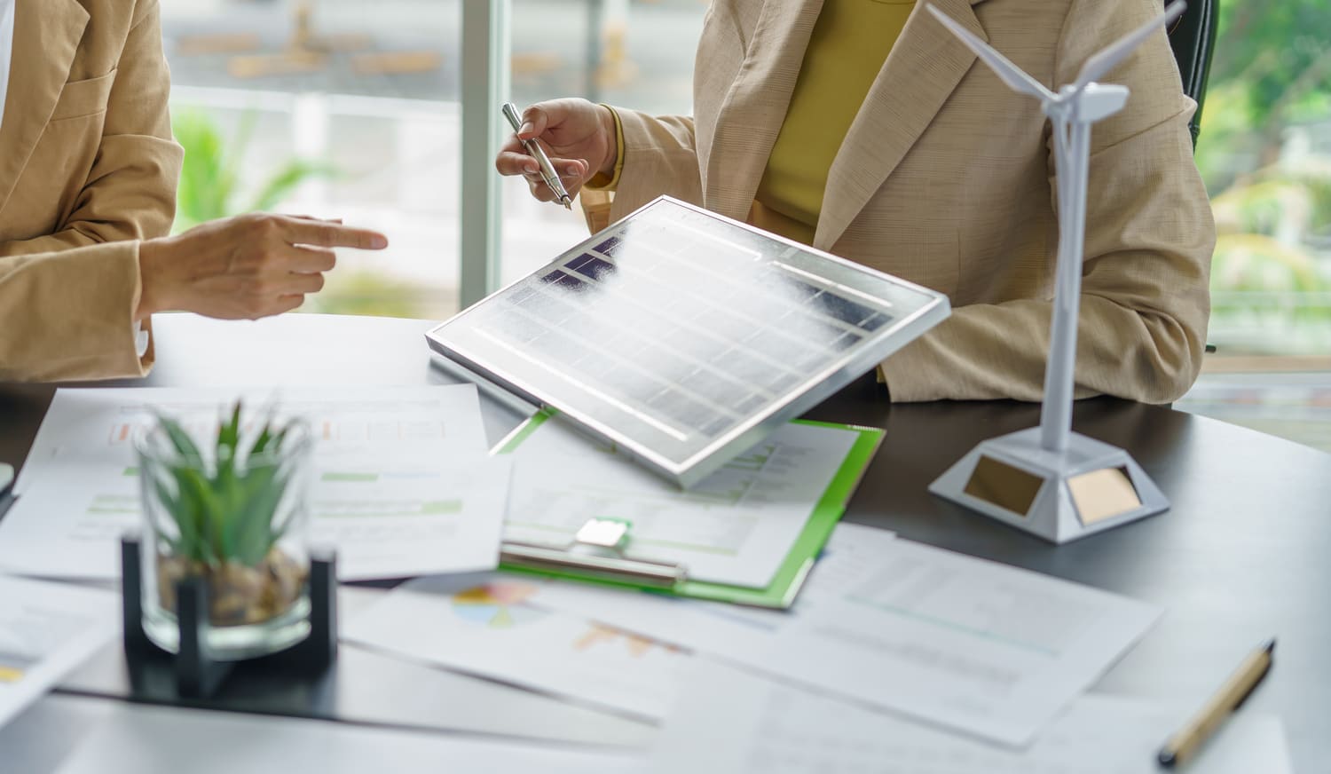 Aurinkopaneelit omakotitalossa Hausjärvellä - säästä sähkösopimuksessa