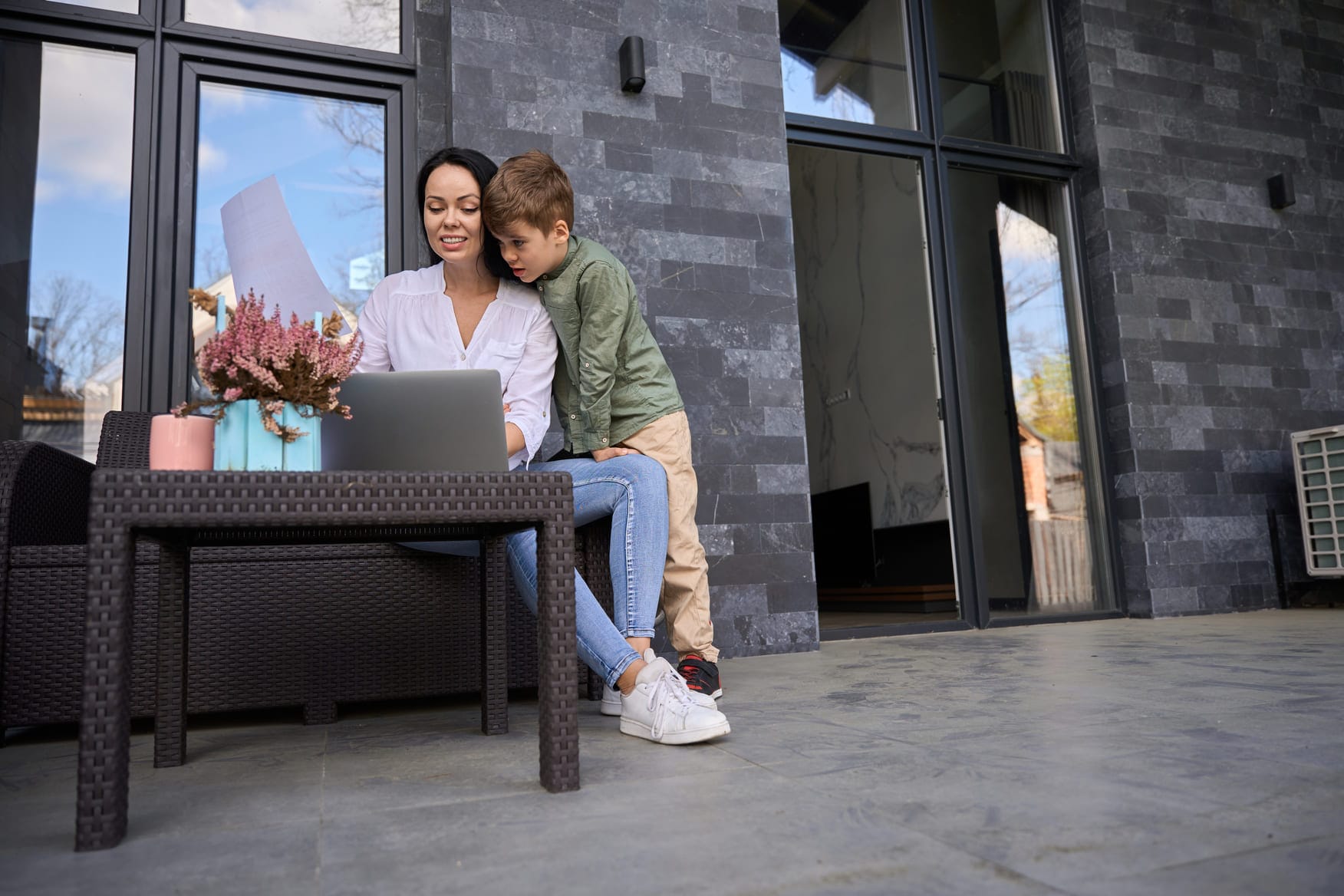 Nainen vertailee sähkösopimus Imatra -tarjouksia kannettavalla tietokoneella