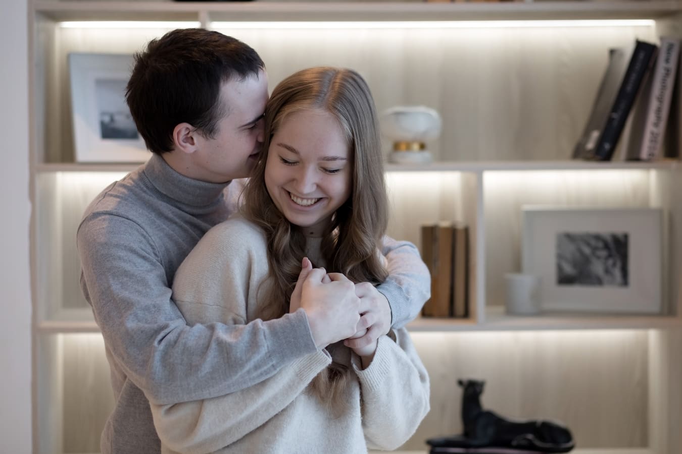 Onnellinen pariskunta iloitsee säästöistä tehtyään edullisen sähkösopimuksen Hankoon