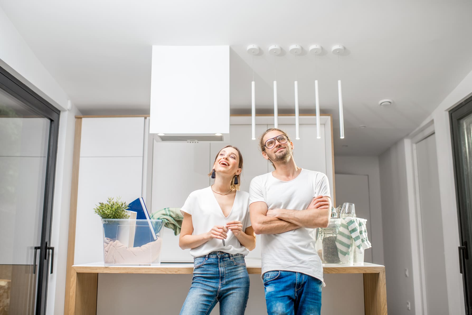 Nuori pari muuttamassa uuteen kotiin ja etsimässä sähkösopimus Hanko -tarjousta