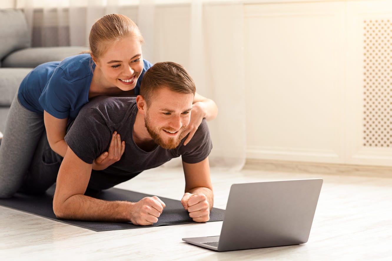 Sähkösopimus Kontiolahti 2026 - Vertaa ja säästä 1 Nainen ja mies etsii netistä termillä sähkösopimus kontiolahti