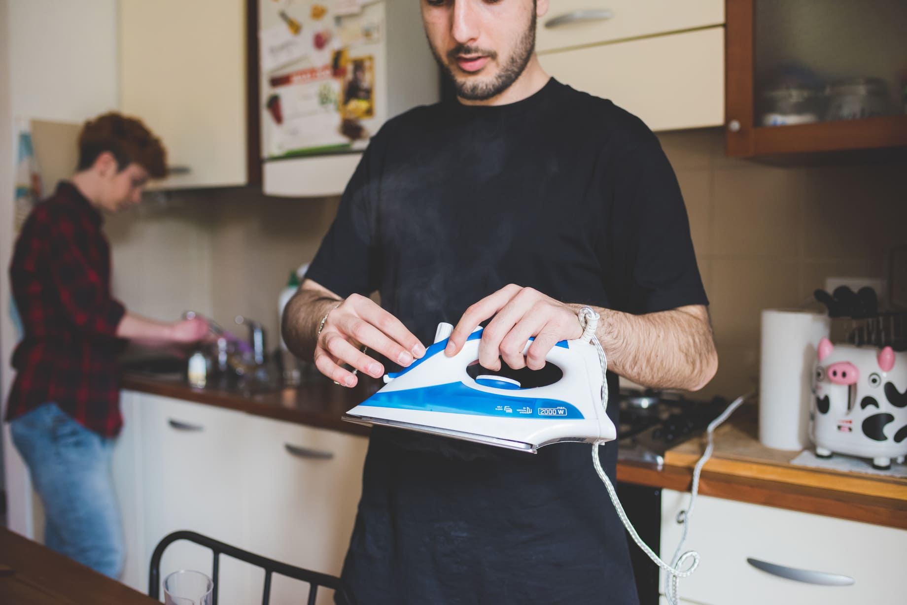 Sähkösopimus Kempele - mies säätää lämmitystä älypuhelimella ja optimoi pörssisähkön käyttöä