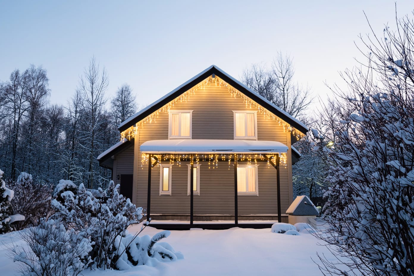 Kodikas talo talvella – halvin kiinteä sähkösopimus suojaa lämmityskustannuksilta
