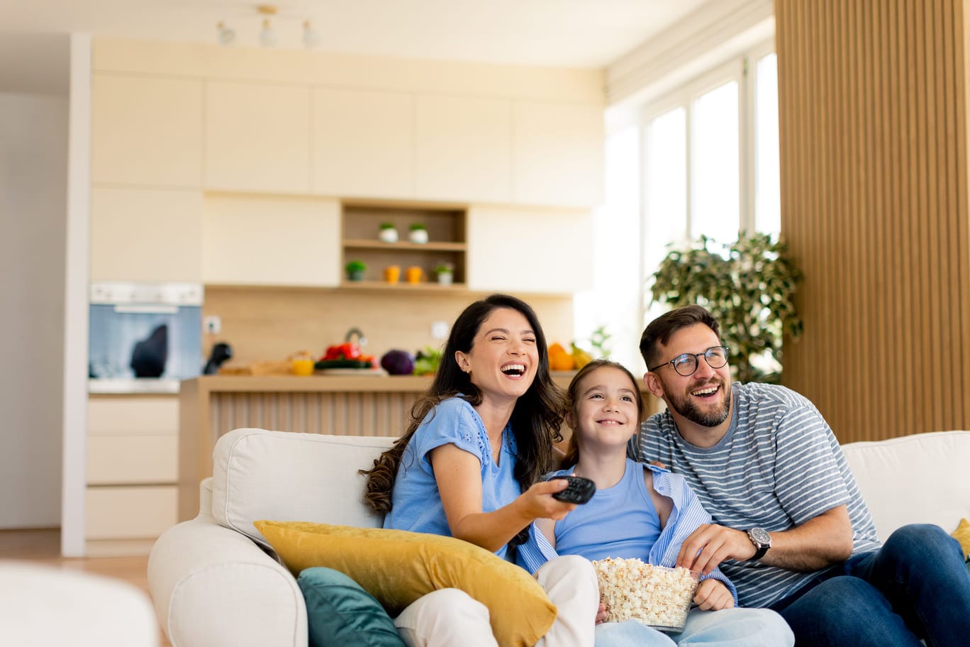 Perhe viettämässä iltaa – sähkösopimus Kemi takaa edullisen asumisen Meri-Lapissa