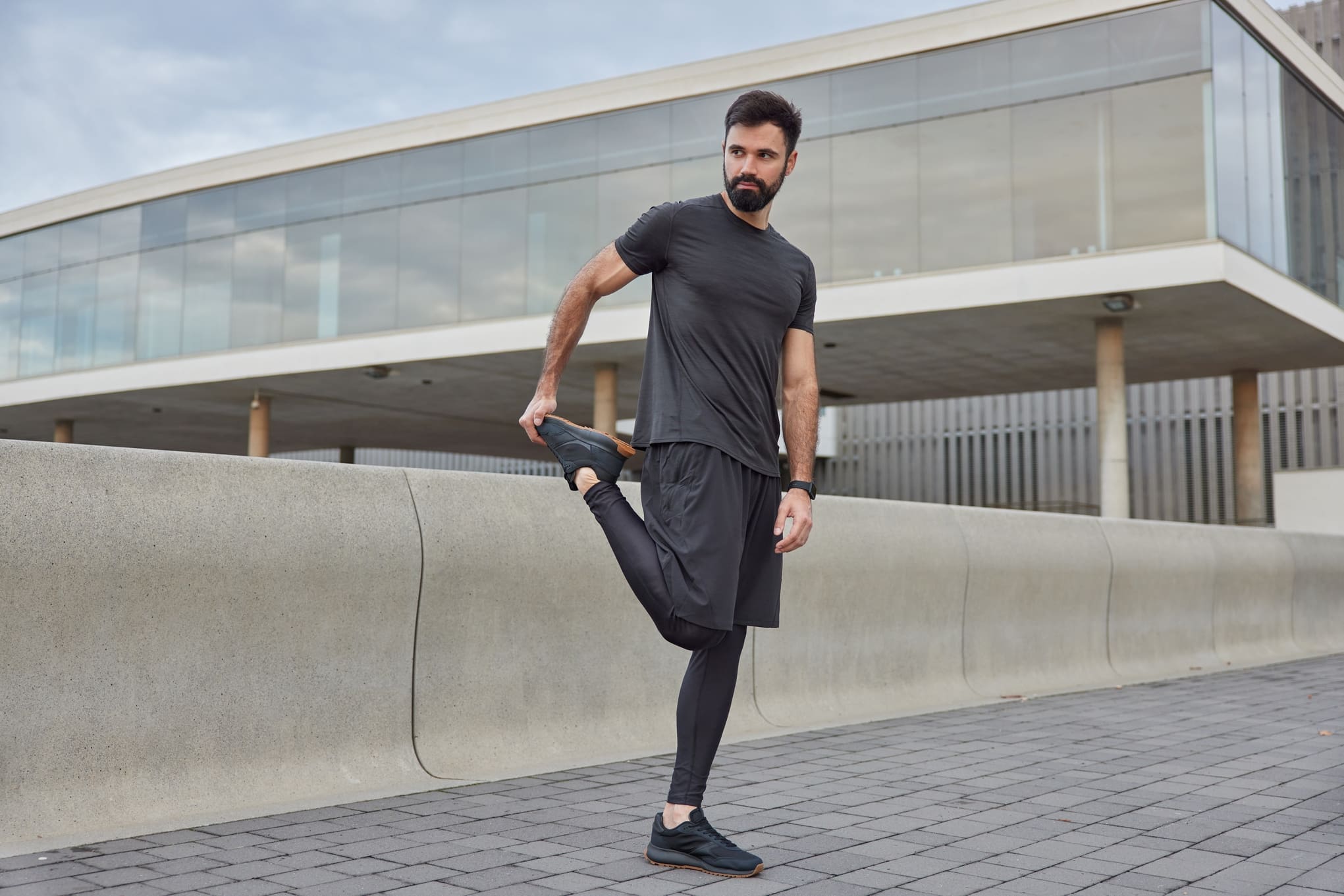 Urheilullinen mies juoksee, ranteessa kello