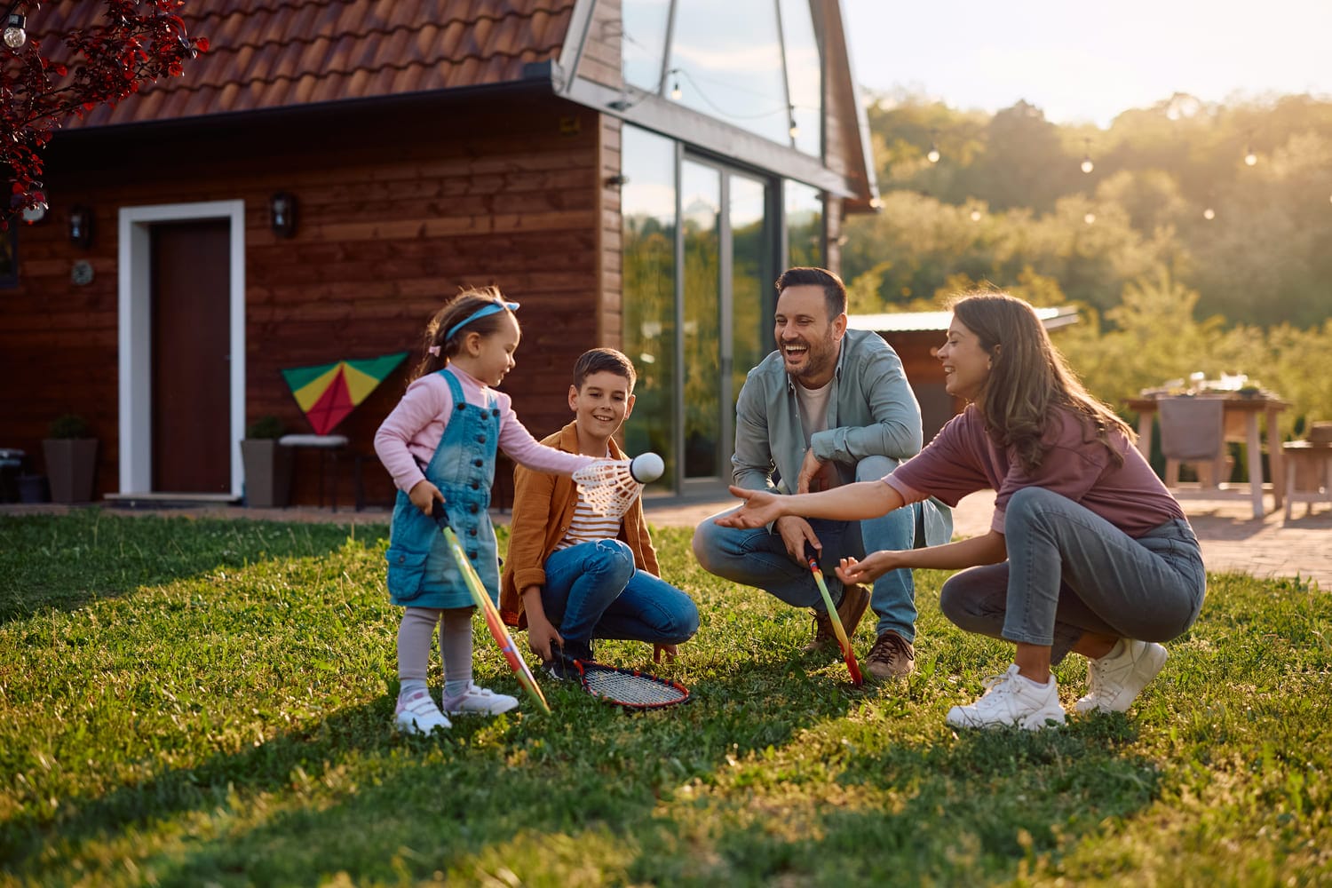 Perhe leikki pihalla kun he löysivät edulliset sähkösopimus kokkola -sopimuksen