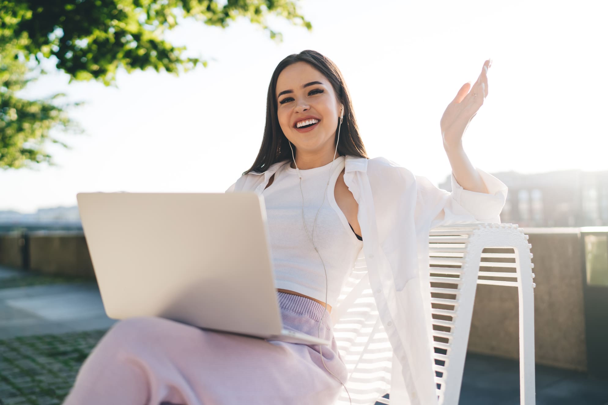 Nainen vertailee sähkösopimuksia Mikkelissä