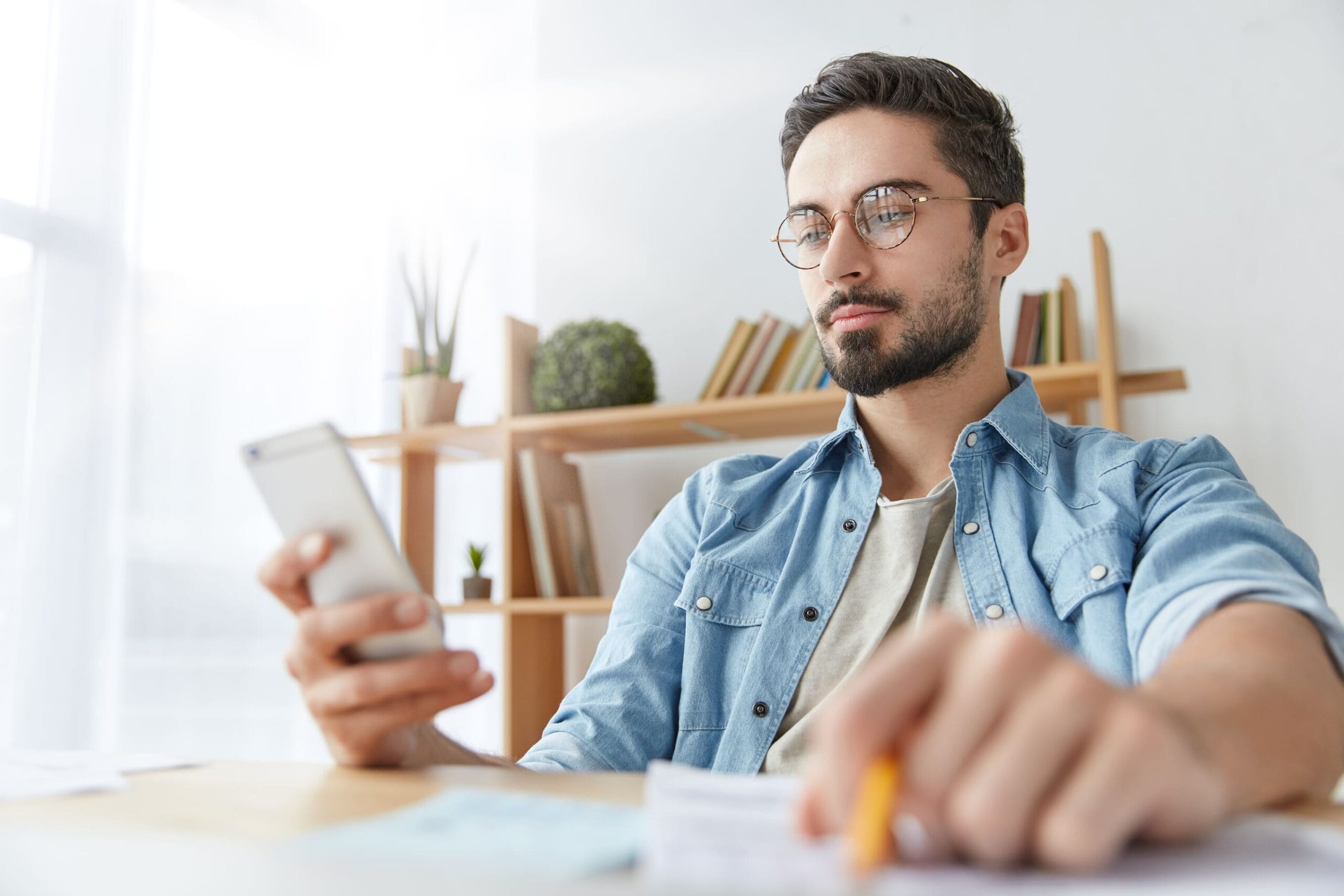 Lainaa 8000 euroa edullisesti | Korko alk. 4,00 % 22 Mies vertailee 8000 euron lainatarjouksia puhelimella kotisohvalta