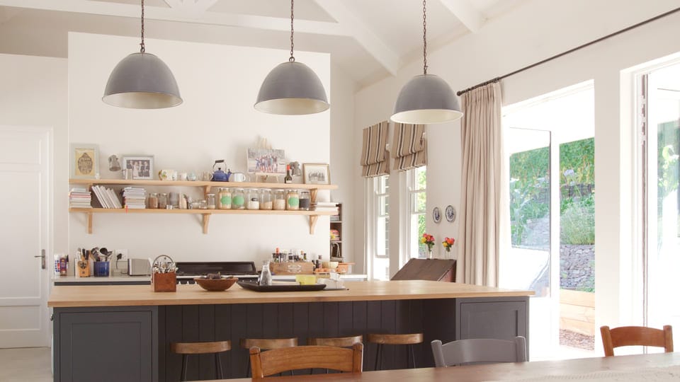 Moderni keittiö ja ruokailutila, jossa hyödynnetty edullista sähkötarjousta