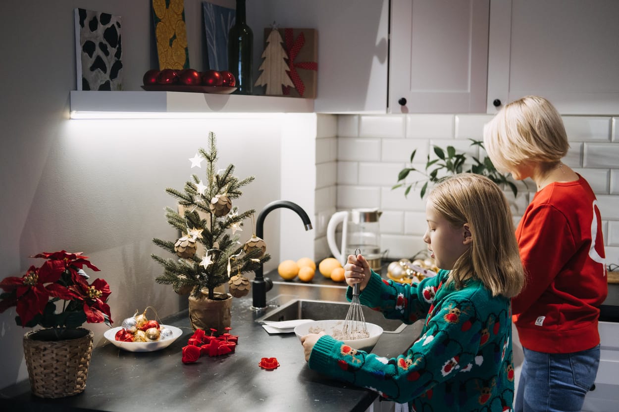 Äiti ja tytär leipomassa hyödyntäen edullista sähkösopimus tarjousta