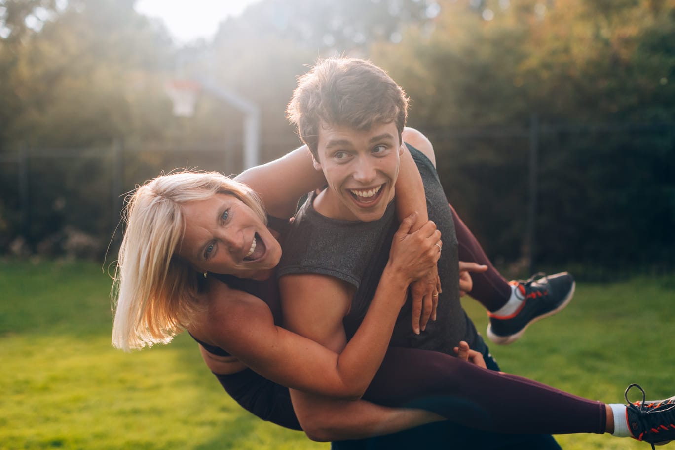 Perhe viettää iltaa ulkona, kun halvin sähkösopimus lapua on löytynyt